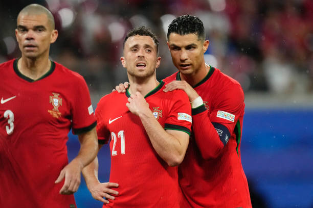 Diogo Jota with Cristiano Ronaldo 